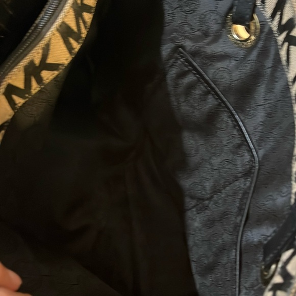 MICHAEL KORS JET SET BEIGE/BLACK SIGNATURE CANVAS AND LEATHER LOGO TOTE BAG - Picture 8 of 12